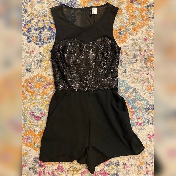 FLASH SALE H&M Holiday Romper w/ pockets and sequins and mesh Sz XS or 2 - Picture 1 of 4